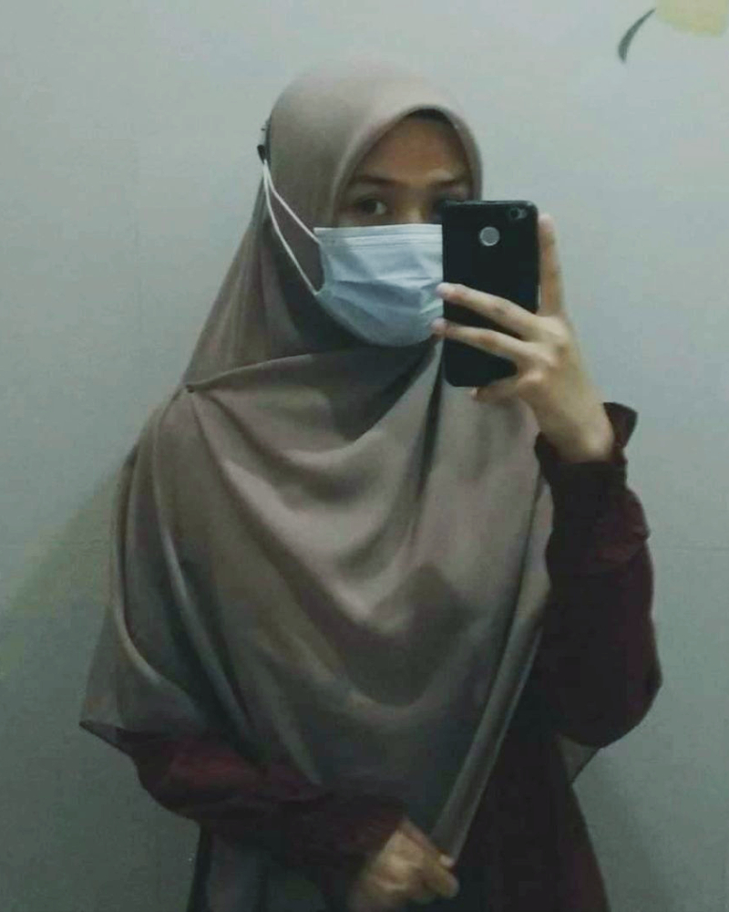 Mahasiswi Hijab Selfie di dalam kamar