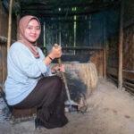 Pesona Janda Muda Gadis Desa Garut masak di dapur kayu