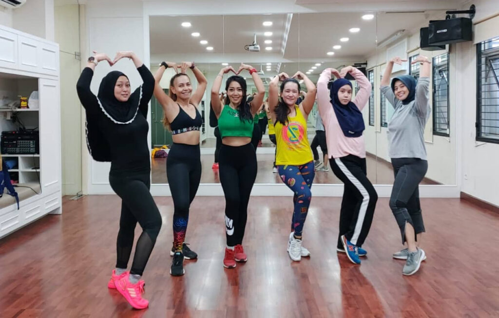 Tante seksi Hijab Legging Work Out di Gym Belly Dance mengecilkan perut