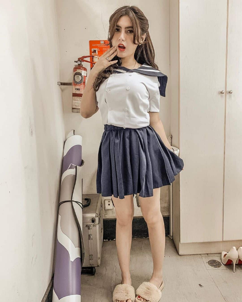Angela Lee Cosplay Jadi Sailor moon seksi Seragam Siswi SMA Jepang