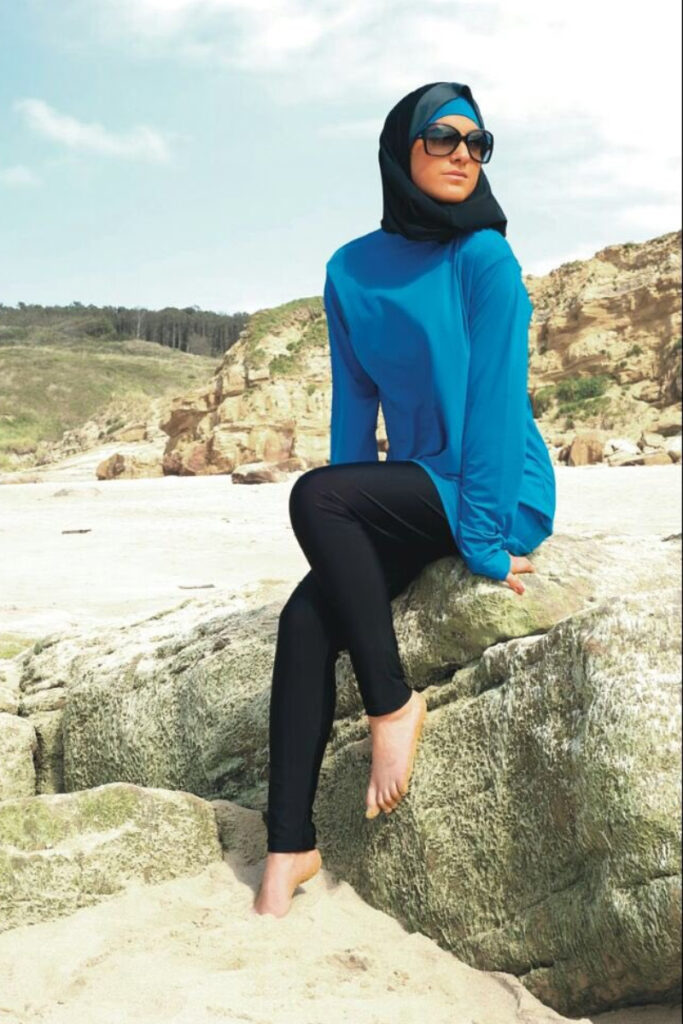 Burkini Bikini Jilbab untuk Hijaber Keren dan manis pose duduk model cewek hijab