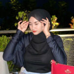 Cewek Hijab Baju Hitam Ketat menggoda bikin Horny