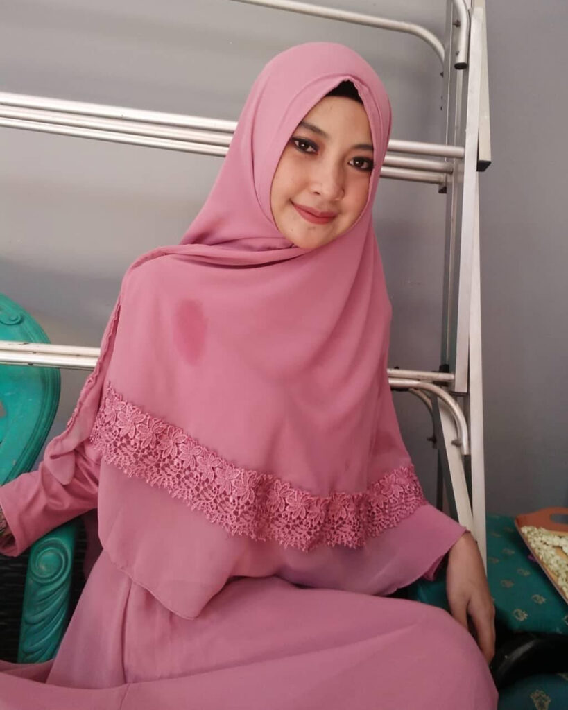 Cewek IGO siswi SMA manis Mariana Pakai Hijab dan Gamis selfie