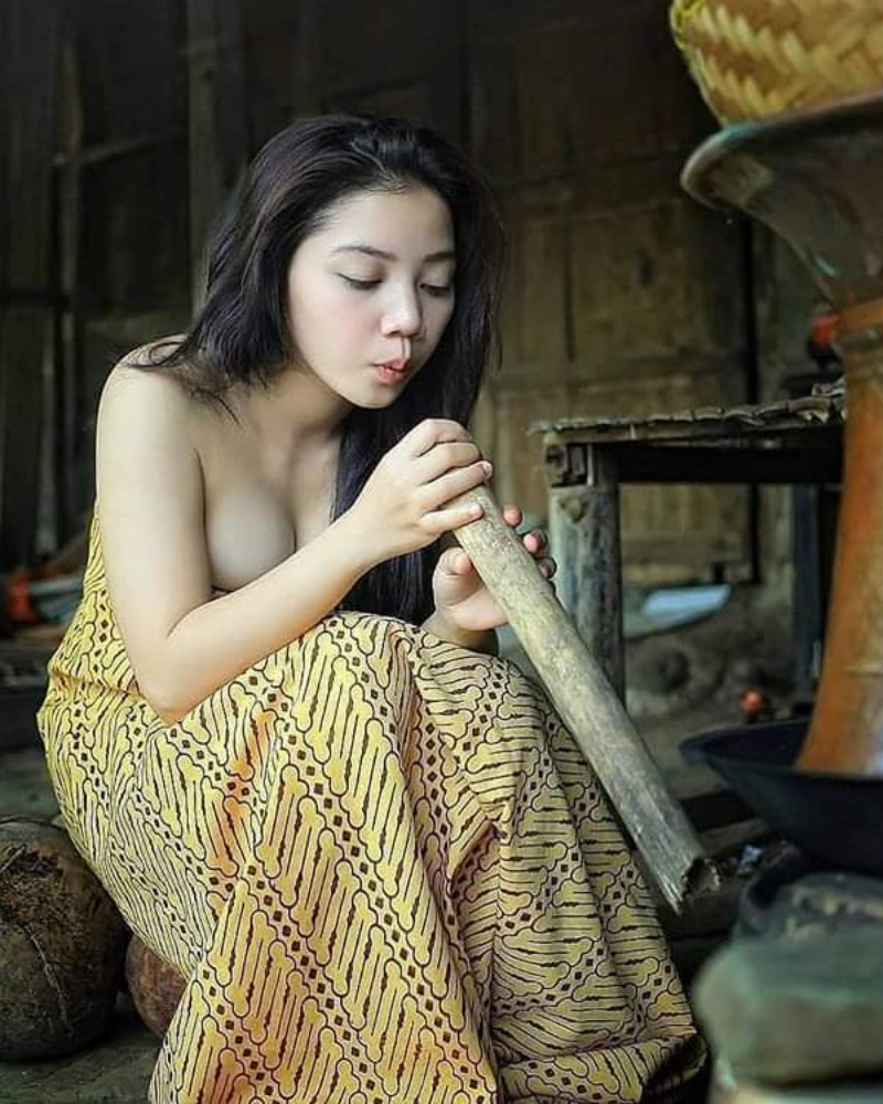 Gadis Desa baru bangun Pakai Batik Masak di Pawon