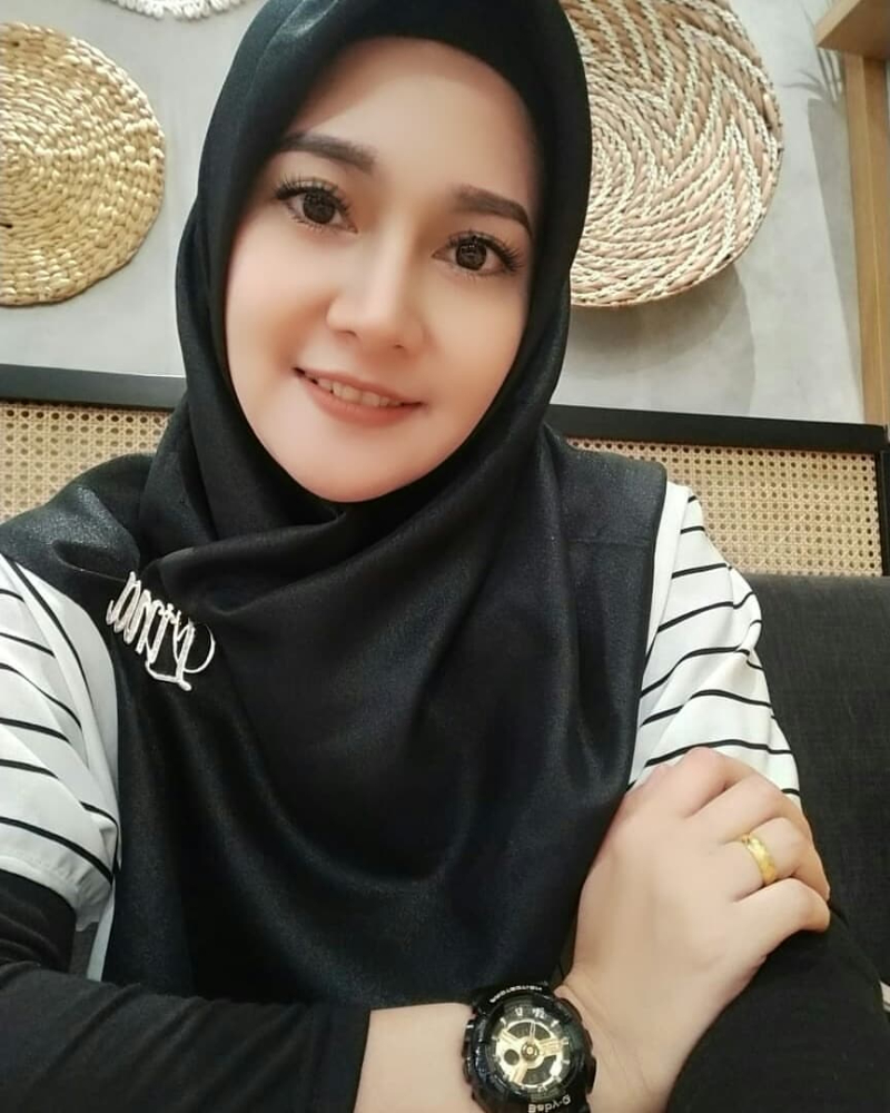 Hijab Bunda Amira JIlbab hitam selfie di Rumah Makan