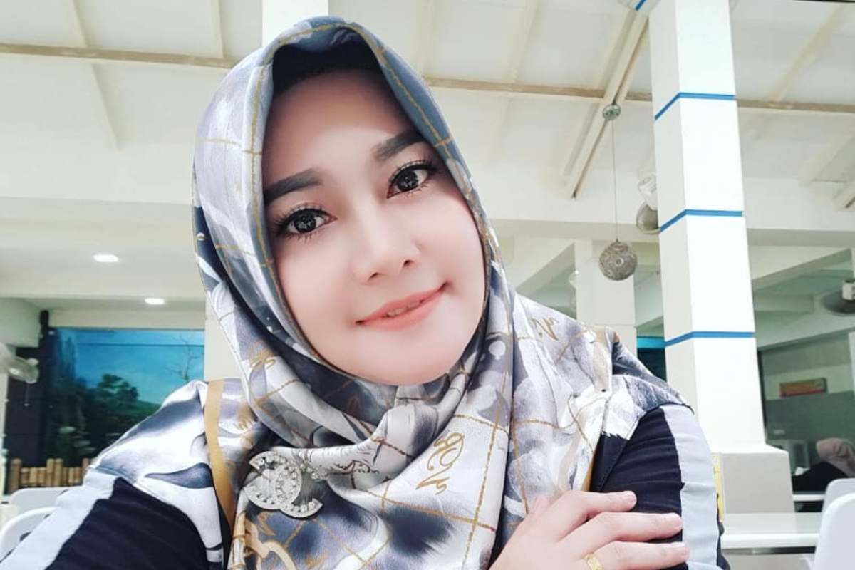 Hijab Bunda Amira Senyum manis bibir tipis