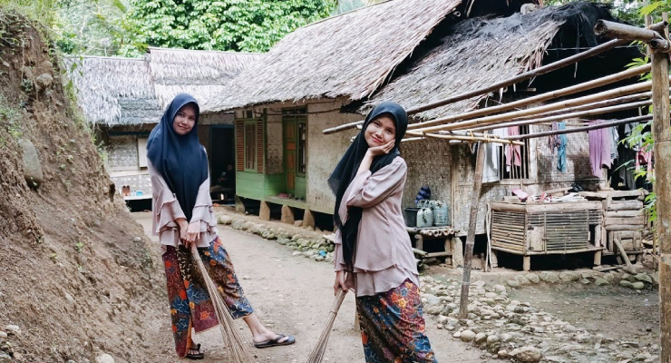 Mahasiswi KKN Di Desa Pakai Sarung Batik Hijab Manis