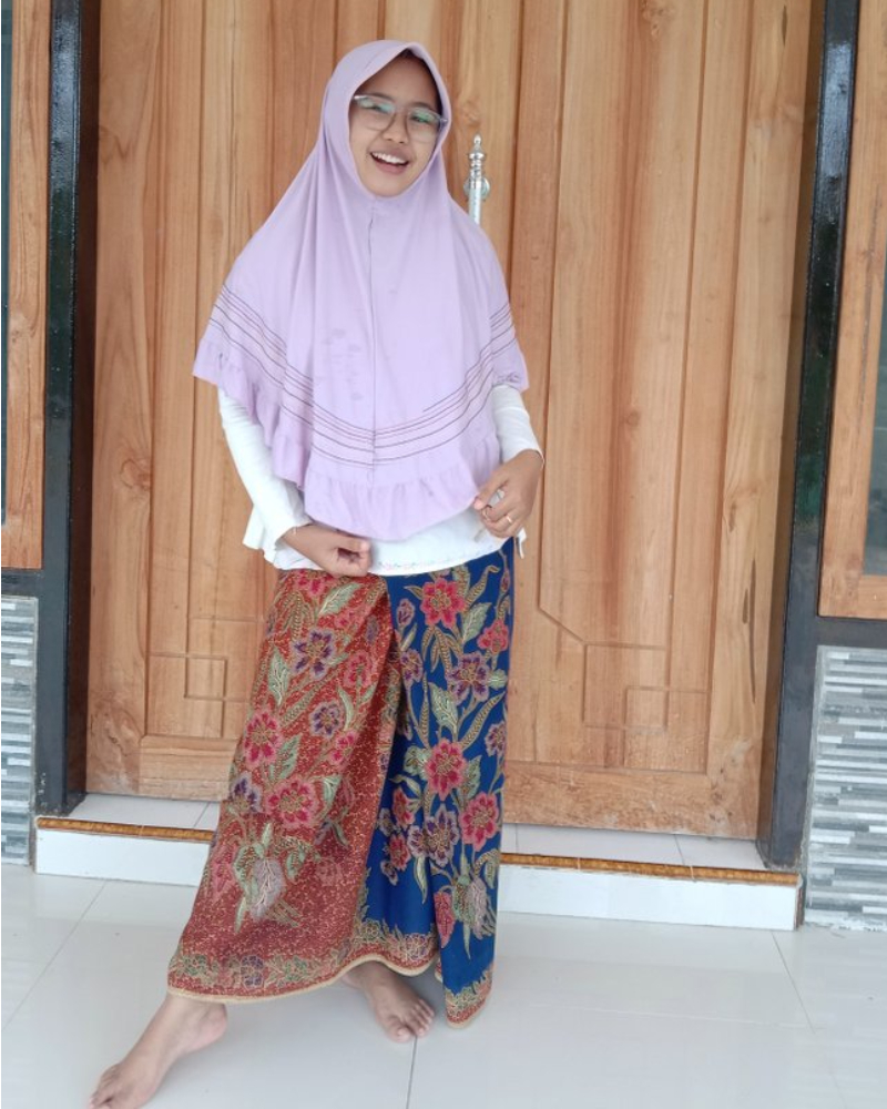 Mamah Mudah Hijab manis Pakai Sarung Batik di Depan Kamar