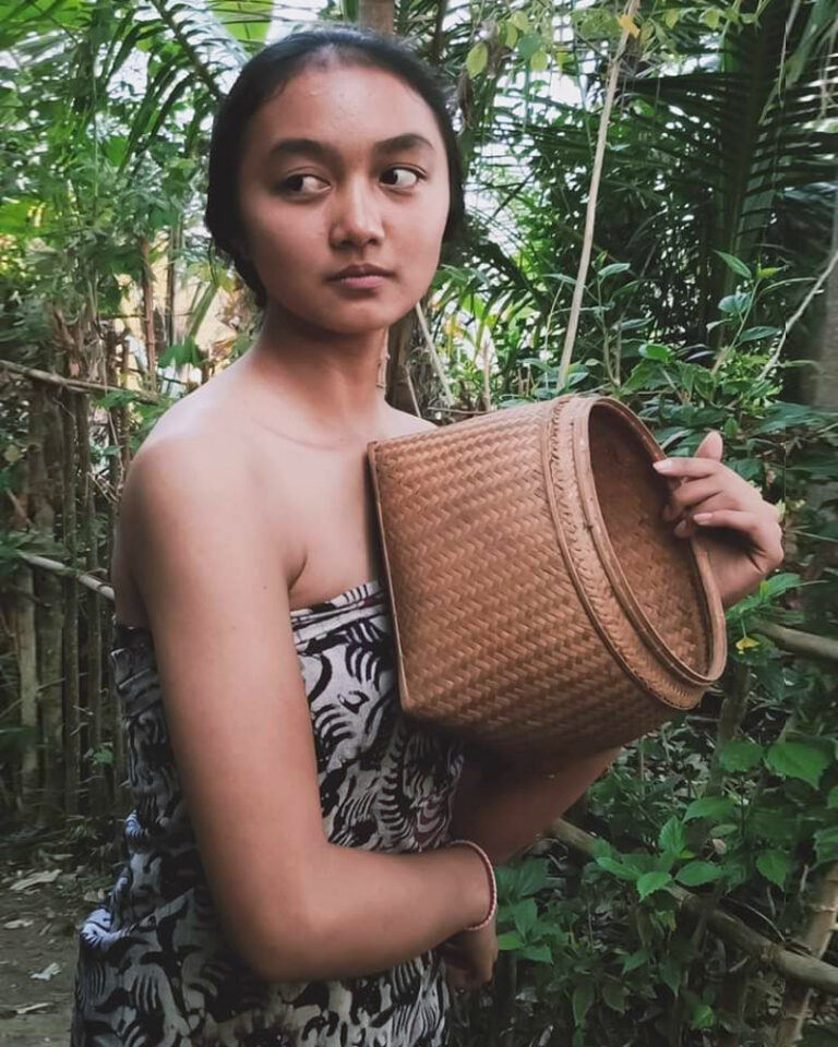 Gadis Desa Pakai Sarung Batik Itu Cantiknya Maksimal Dzargon