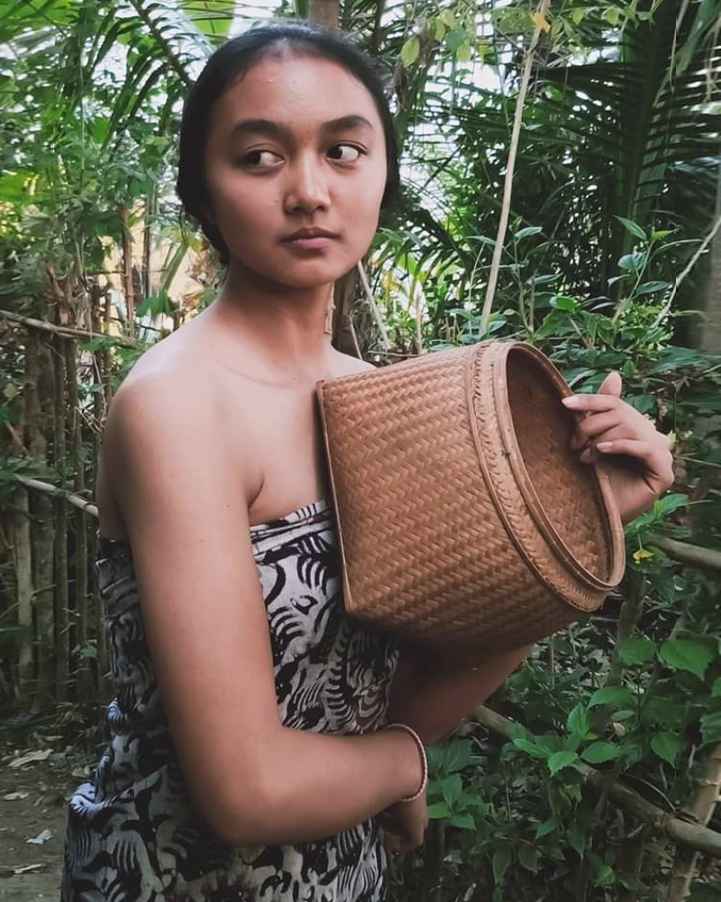 Mimik Muka Cantik dan alami kulit sawi matang Gadie Desa Pakai Jaret Sarung Batik Tradisional