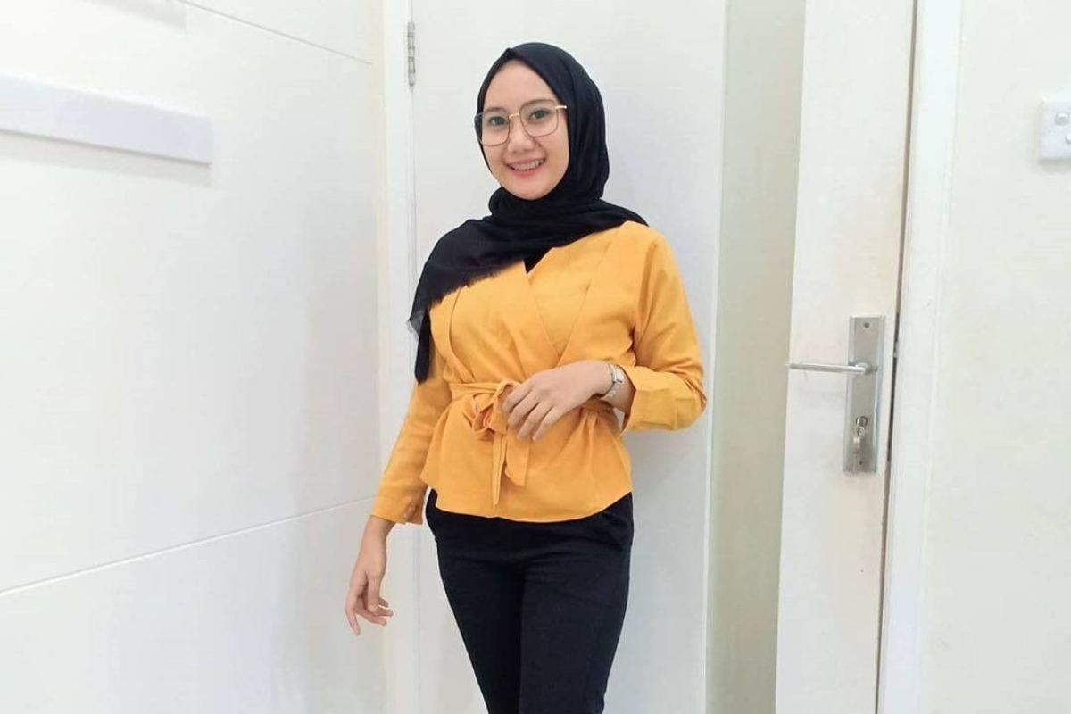 OOTD Hijab Full Body Sederhana Depan Kaca