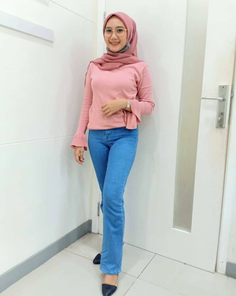 OOTD HIjab Jeans Ketat Biru Baju Pink Manis