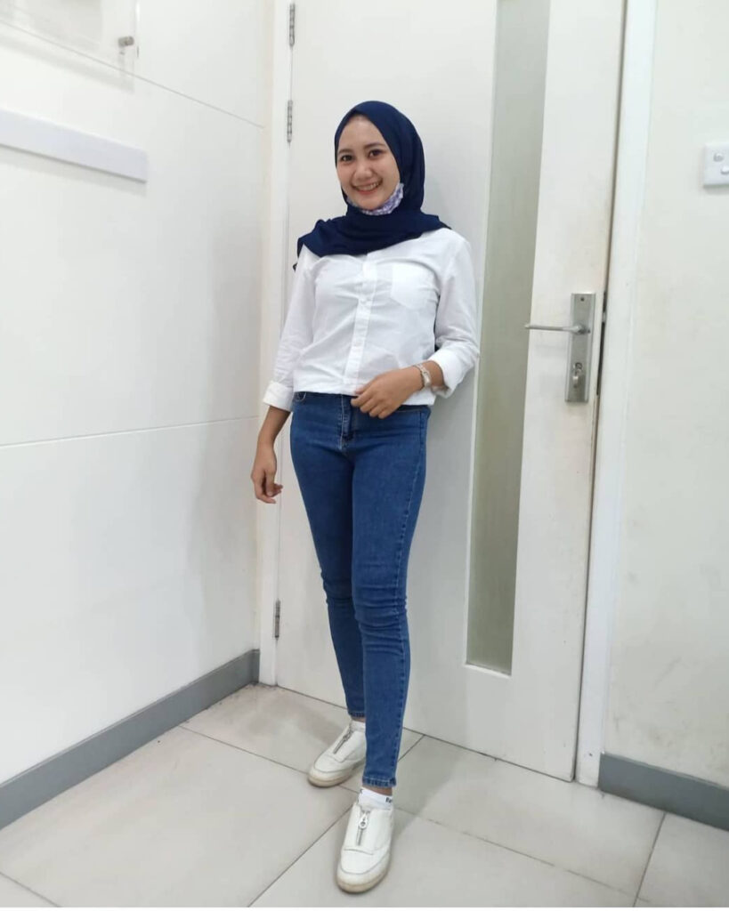 OOTD Hijab Kemeja Putih dan celana Jeans Ketat Baju Putih
