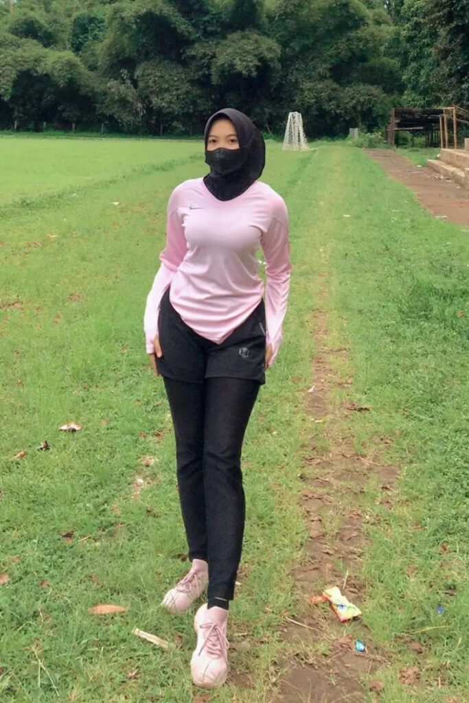 OOTD Hijab Jogging Hot pant di Taman Desa Lapangan