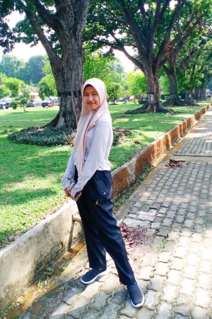 OOTD Hijab Legging Jogging Mahasiswi di taman Kampus