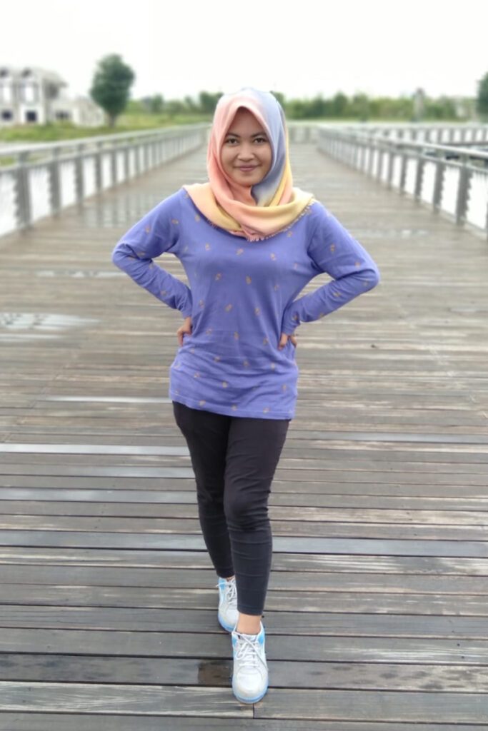 OOTD Hijab Legging Jogging Sweater Ungu manis di jembatan Jogging