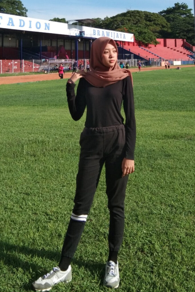 OOTD Hijab Legging Jogging mahasiswi di Lapangan Sepakbola