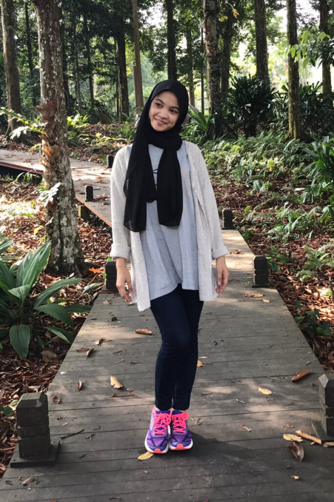 OOTD Hijab Legging Jogging sepatu pink legging hitam dan JIlbab dan syal Hitam manis