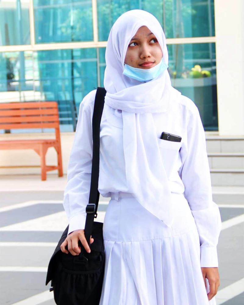 OOTD Mahasiswi Cantik Baju dan Rok Rempel Putih Sederhana