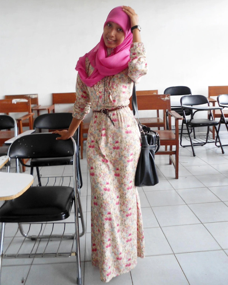 OOTD Mahasiswi Cantik Dress Bunga Cantik di Kampus Selife pegang Kepala Hijab Pink Manis