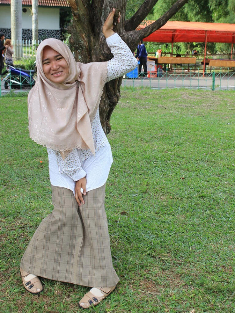 OOTD Mahasiswi Cantik Pose pengan selangkangan kebelet pipis di kampus