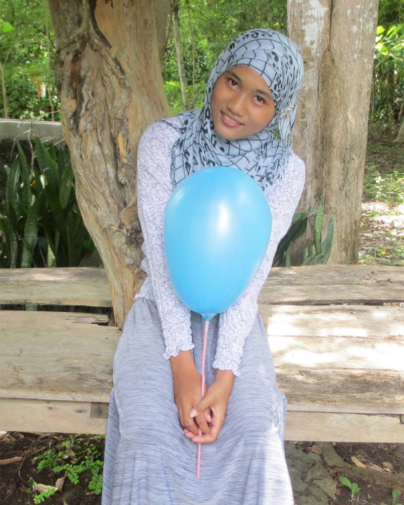 OOTD Mahasiswi Cantik Sederhana Pegang Balon Tamasya di hutan
