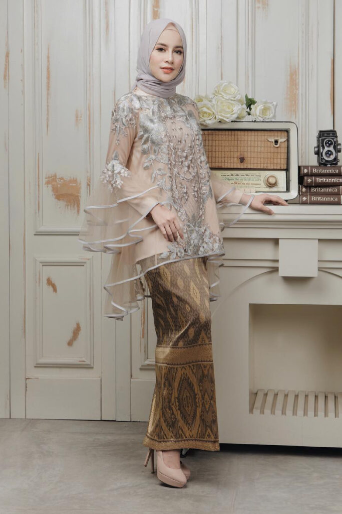 Outfit Hijab Kebaya ke Pesta dengan SArung Batik Manis Kebaya manis