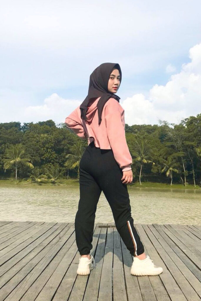 Outfit Hijab Olahraga Backpose seksi mansi Bokong Bulat Mahasiswi Jogging