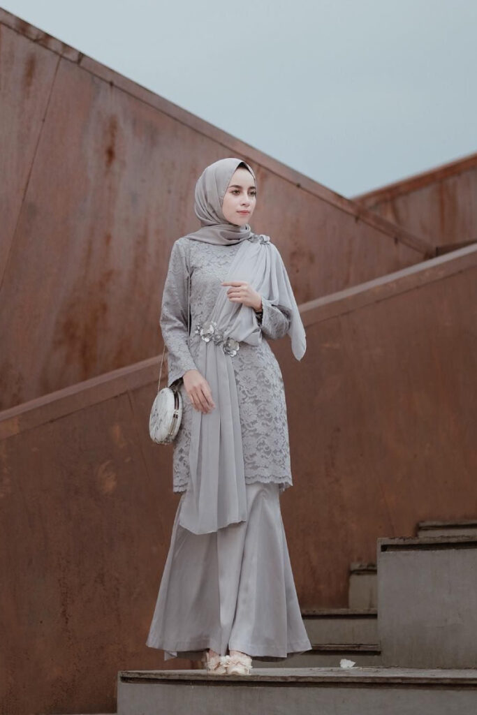Outfit Hijab Silver Kain manis elegan dan Glamour untuk Pejabat Modern