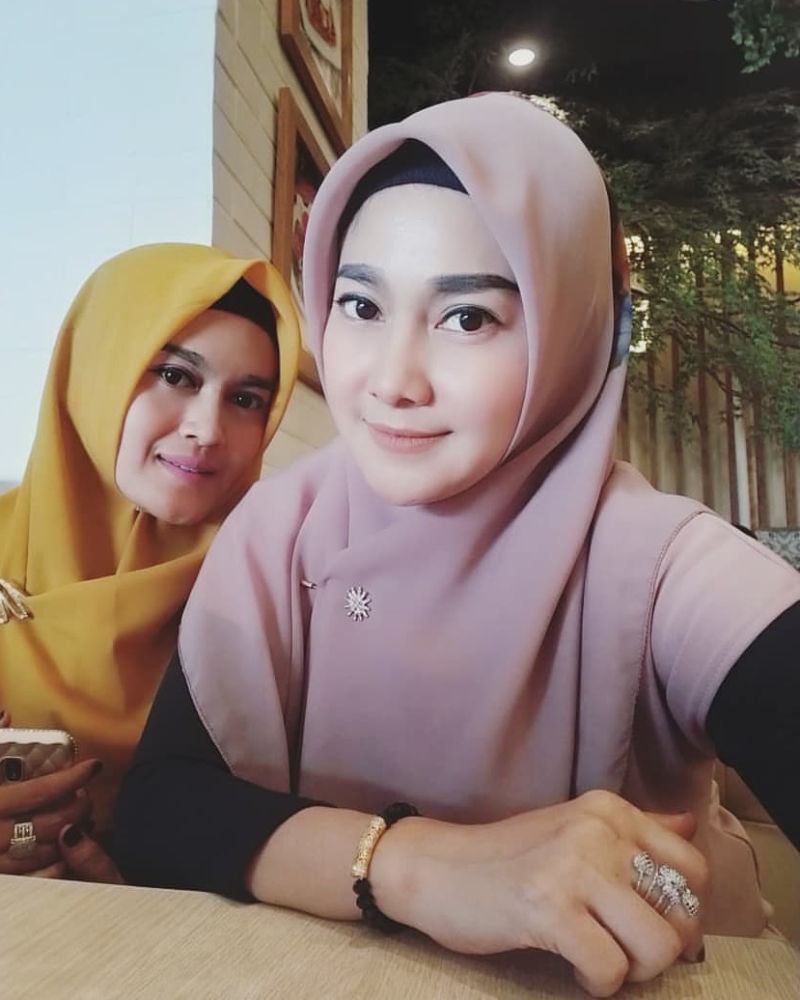 Tante Hijab Bunda Amira selfie di rumah makan malam bandung