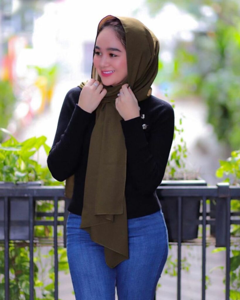 Hana Hanifah PAkai Celanan Jeans Ketat dan Pakai Hijab Seksi dan manis