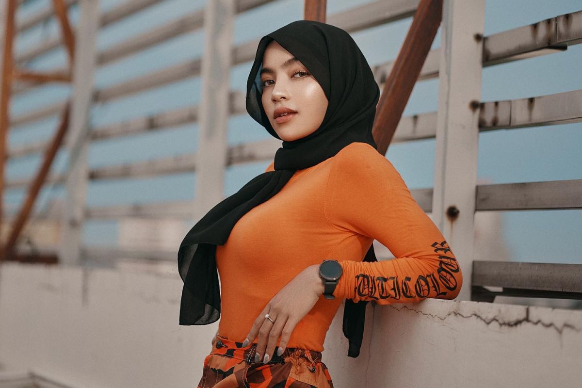 Photoshoot Oklin Fia Seksi Pakai Outfit Loreng Tetap Manset Orange Ketat dengan Jilbab Hitam