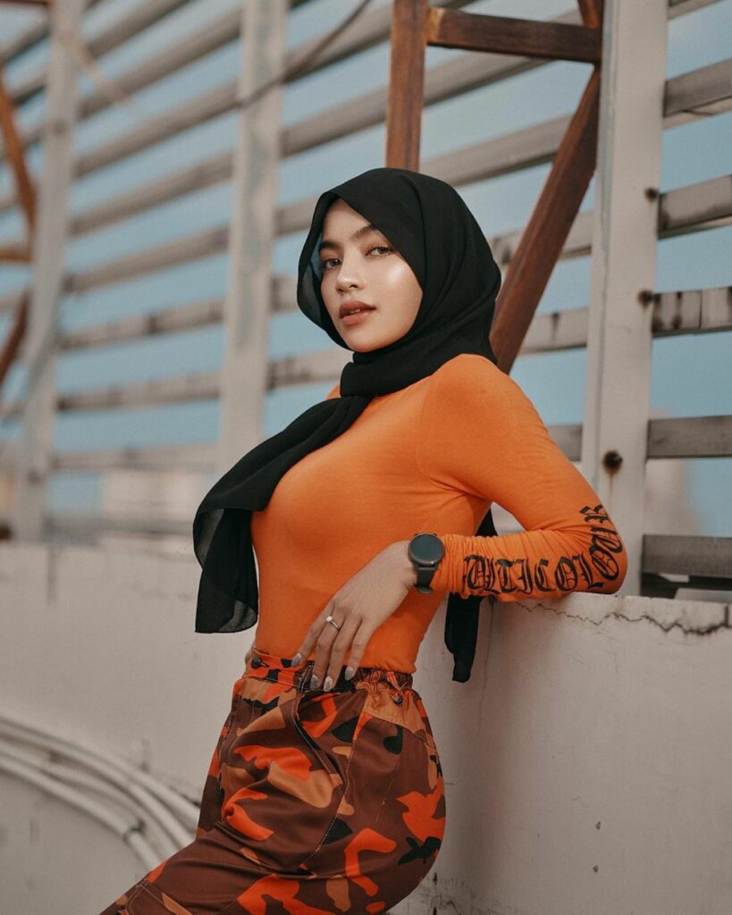 Oklin Fia Hijab Seksi Celana Orange Loreng