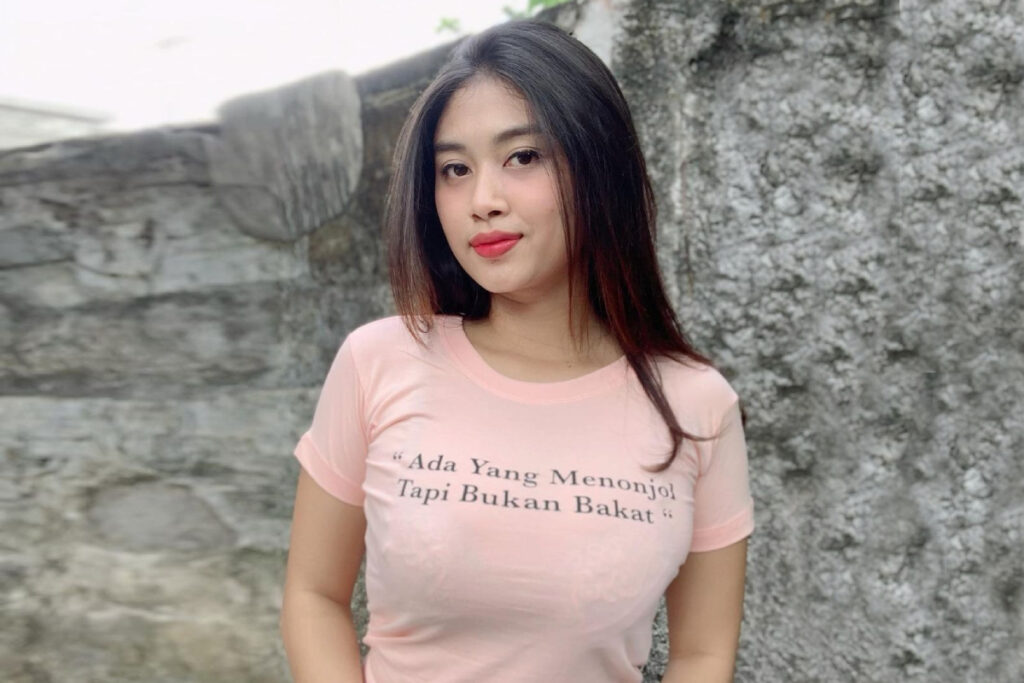 Selebgram Seksi Sri Ayu Tarisa Menggoda Dengan Baju Ketat Dzargon