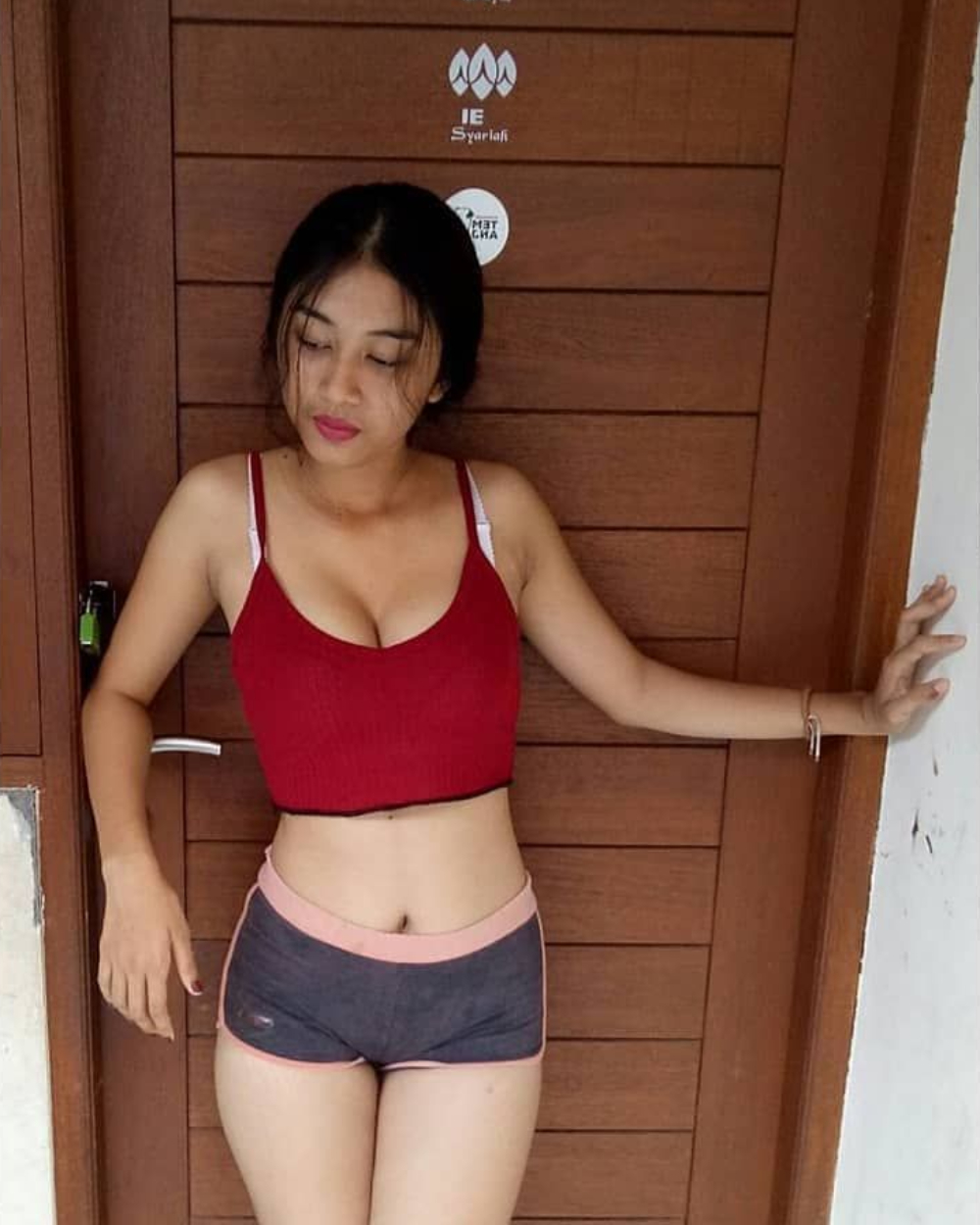 Selebgram Seksi Sri Ayu Tarisa Menggoda Dengan Baju Ketat Dzargon