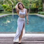 Bikini Wulan Guritno Seksi di Pinggir Kolam Renang