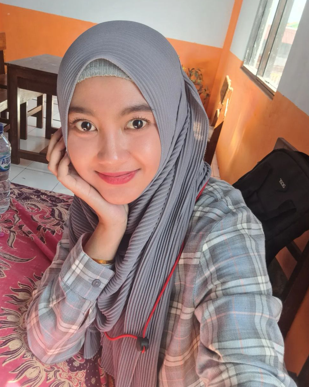 ayuk-guru-honorer-cantik-mata-pelajaran-tik-yang-bikin-kamu-fokus