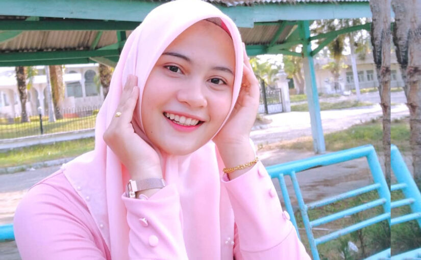 Cewek Hijab Muslimah Manis Senyum Tipis Bibir Indah