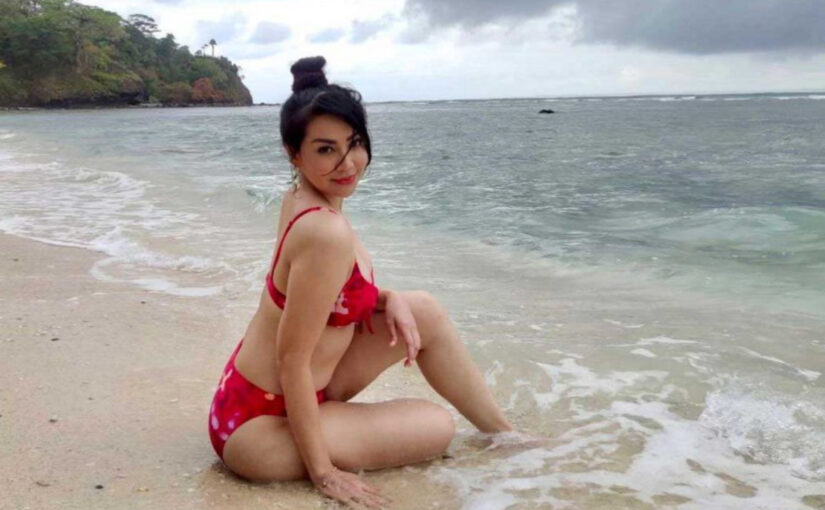 Foto Seksi Tessa Kaunang bikini merah
