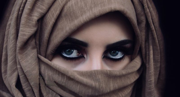 Tatapan Mata Sinis Cewek Hijab
