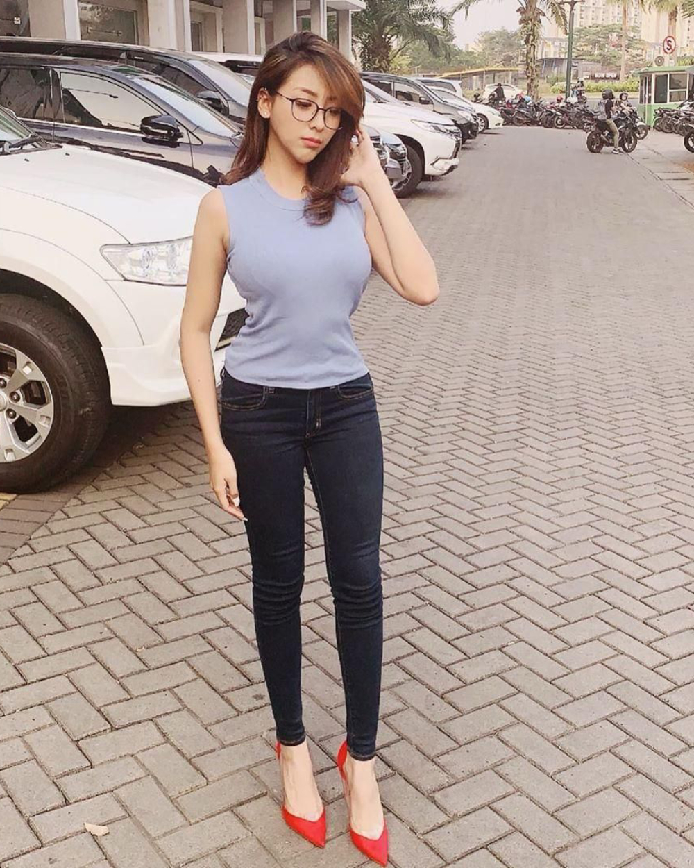 Foto Seksi Angela Lorenza Pensil Jeans Ketat kaki Indah Panjang Kurus.