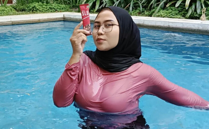 Hijab hitam dan manis kolam renang
