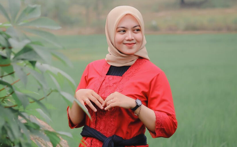 Kebaya Merah Indri Nurna Sarung Batik manis Tengah sawah gadis desa (1)