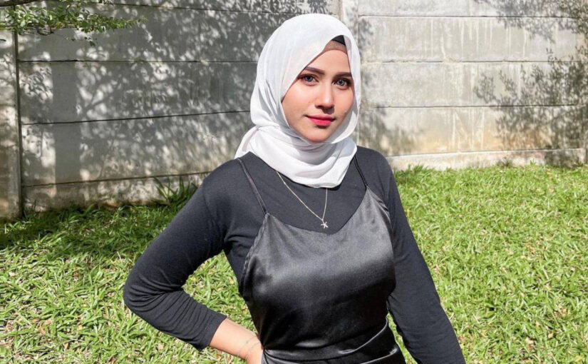 Maharra Ozra – Padu Padan Satin Hitam Licin dan Hijab Putih yang Seksi