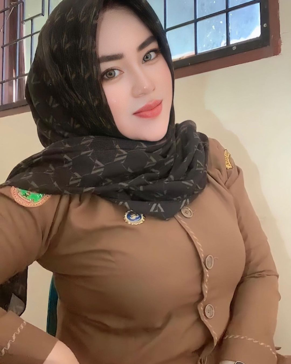 Siapa Syakira Minda? PNS Cantik yang Sering Pamer Foto Selfie di Kantor -  Dzargon