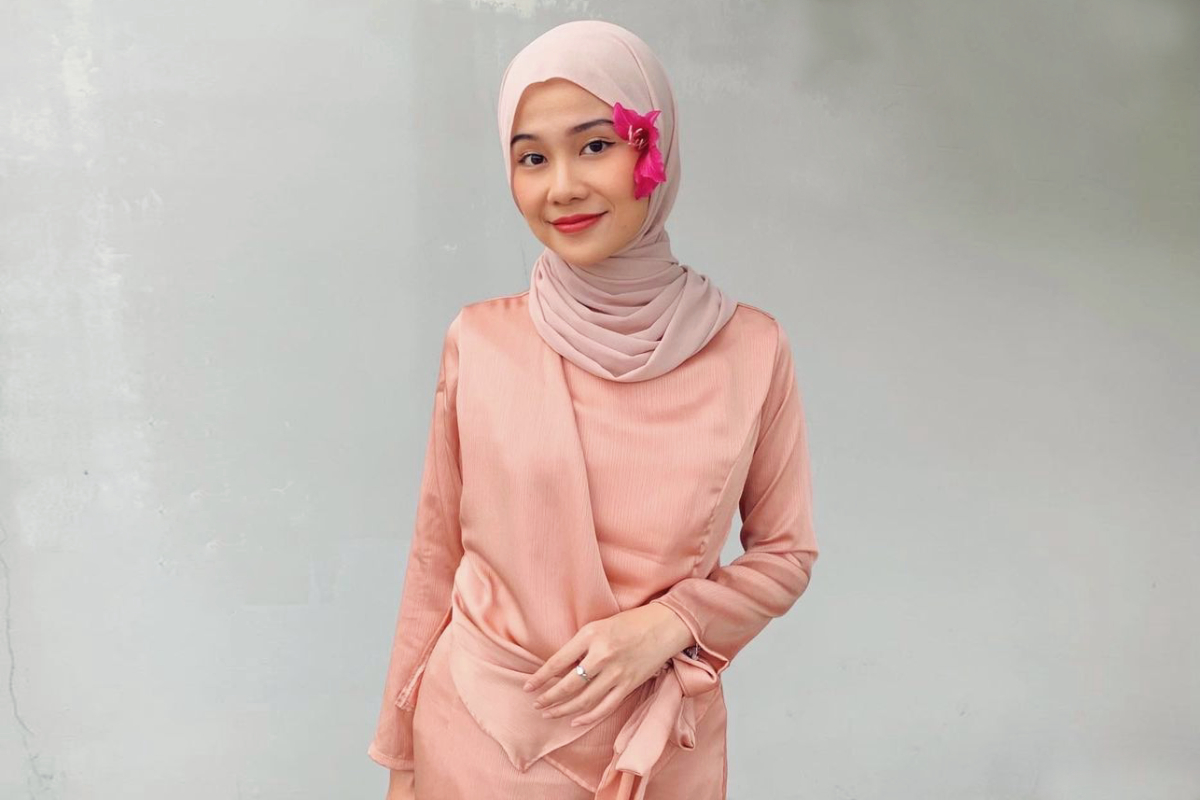 Hijab Satin Manis Dress Imut Peach Cantik