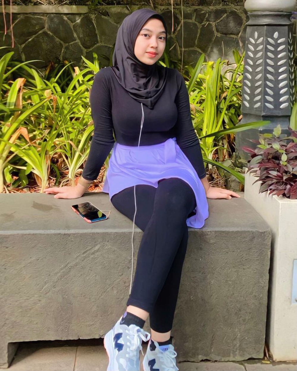 OOTD Fun Run - Jogging Jilbab Hitam dan Rok Mini Putih yang Simpel