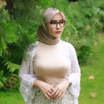 Selebgram Hijab Seksi Marfa Moela Kaca Mata Baju Ketat dan Toge