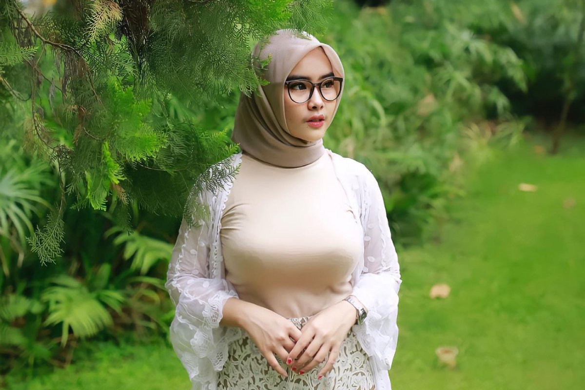 Selebgram Hijab Seksi Marfa Moela Kaca Mata Baju Ketat dan Toge
