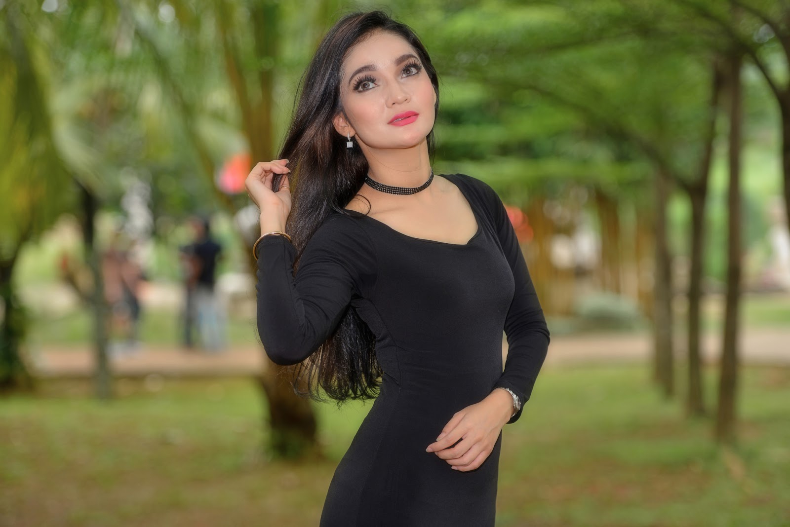 Foto Model Umi Kulsum Dalam Balutan Gaun Hitam Seksi Nan Elegan Dzargon